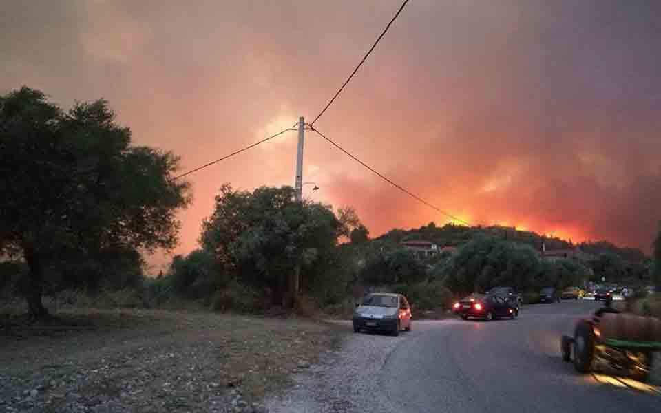 Aircraft resume efforts to douse blazes in Achaia