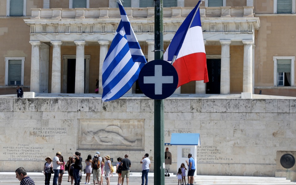 Greeks deem France to be friendliest country to Greece, poll finds