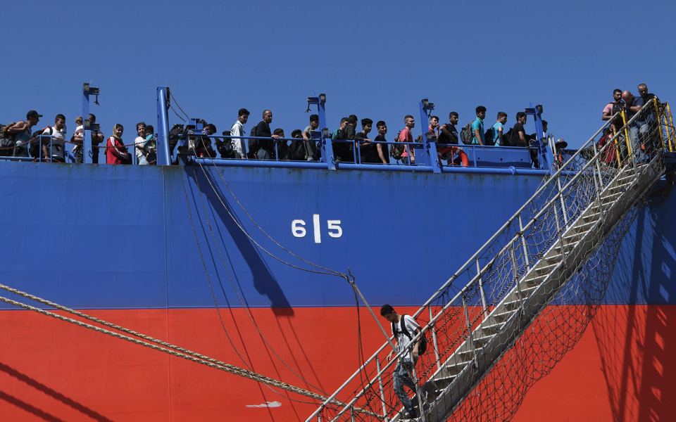 Migrants come ashore on Crete