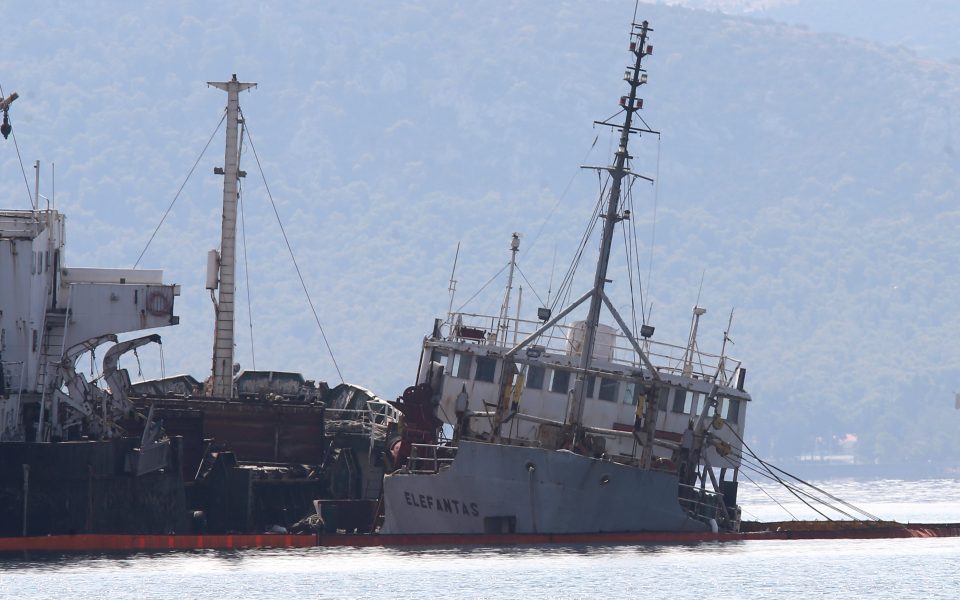 Vessel sinks off Aspropyrgos Bay