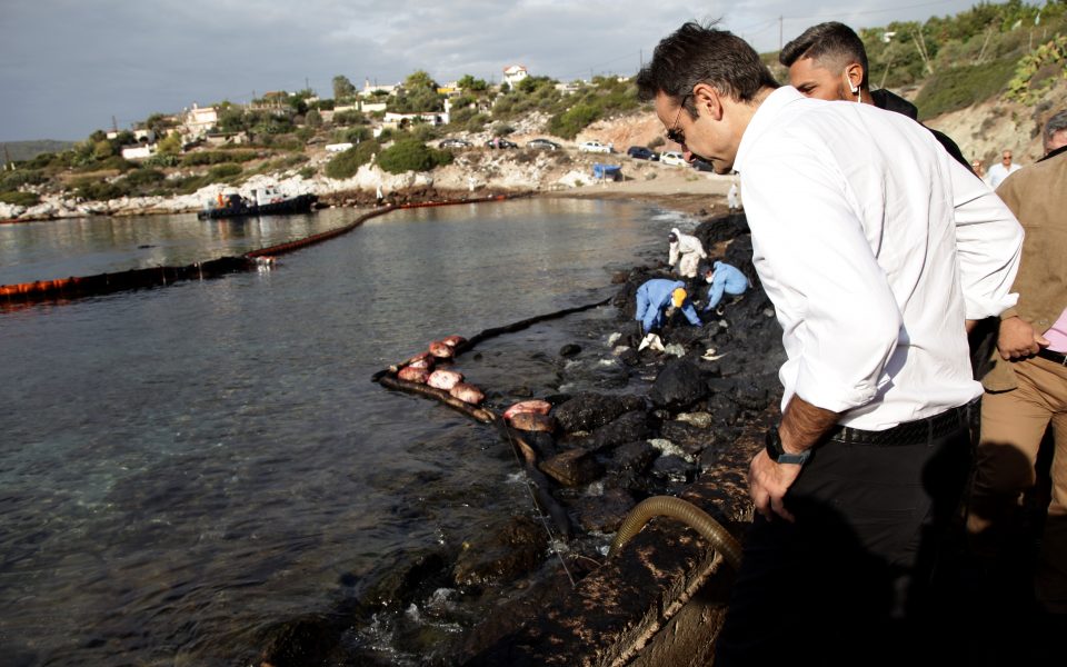 Mitsotakis insists oil spill questions ‘remain unaswered’