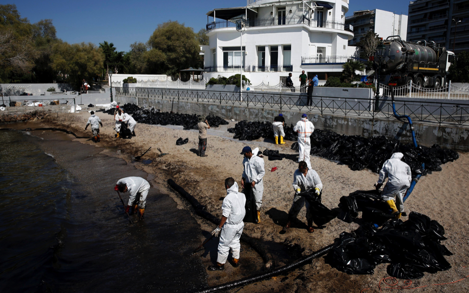 Greek oil spill spreads to Athens riviera