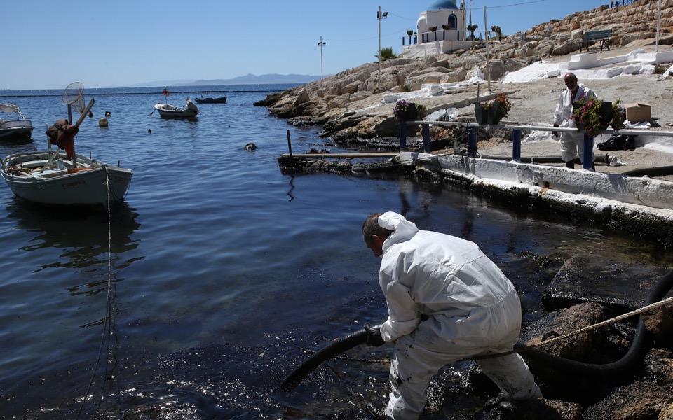 Oil spill reaches the coast of southern Athens