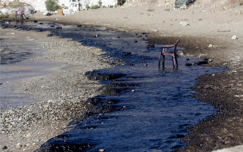 Island mayor threatens suit as oil spill spreads