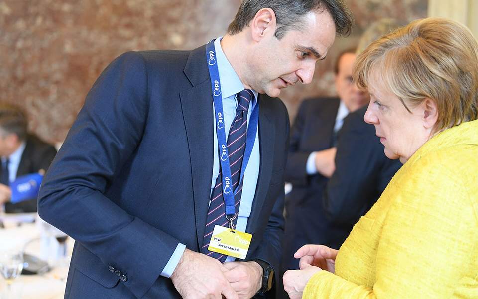 Mitsotakis discusses migration with Merkel in Brussels