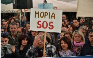 Lesvos authorities detain 25 for occupying square