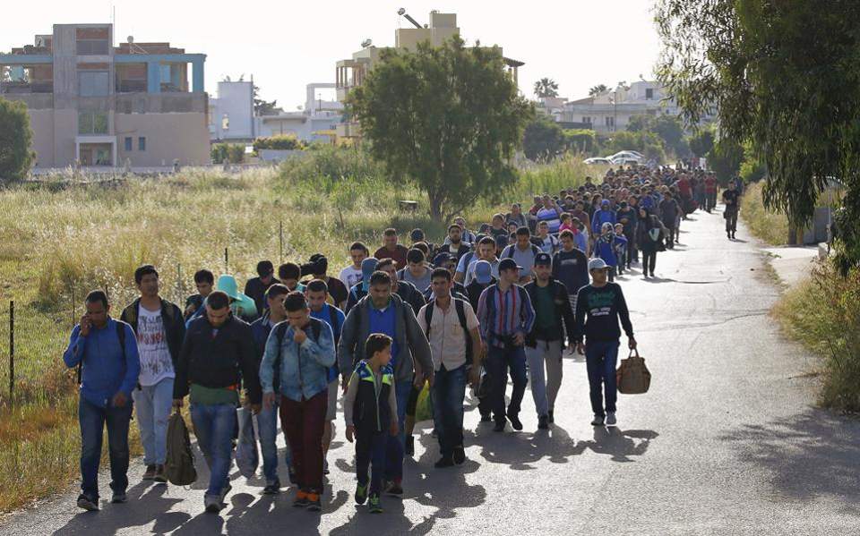 Population of Moria migrant camp falls below 6,000 mark