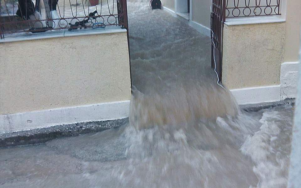 Greek aid to Albania after destructive rainfall
