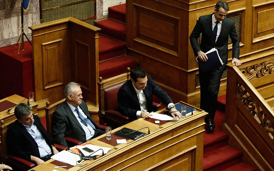 Budget approved as Mitsotakis challenges clean exit talk