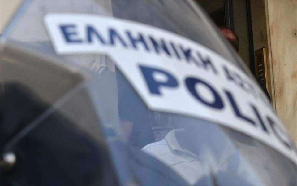 Policemen pelted with stones in Exarchia
