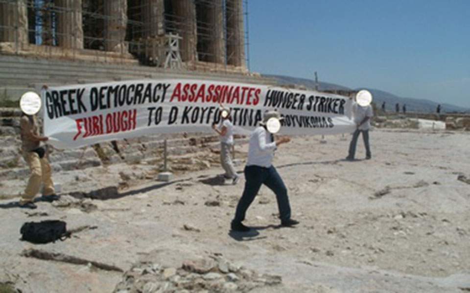 Anarchist group protests on Acropolis Hill over jailed N17 hitman