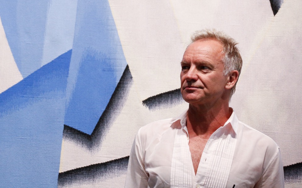 Sting hails Greece’s role in helping migrants, blasts world leaders