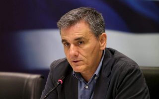 Tsakalotos to submit report on 2019 tax cuts to PM in July