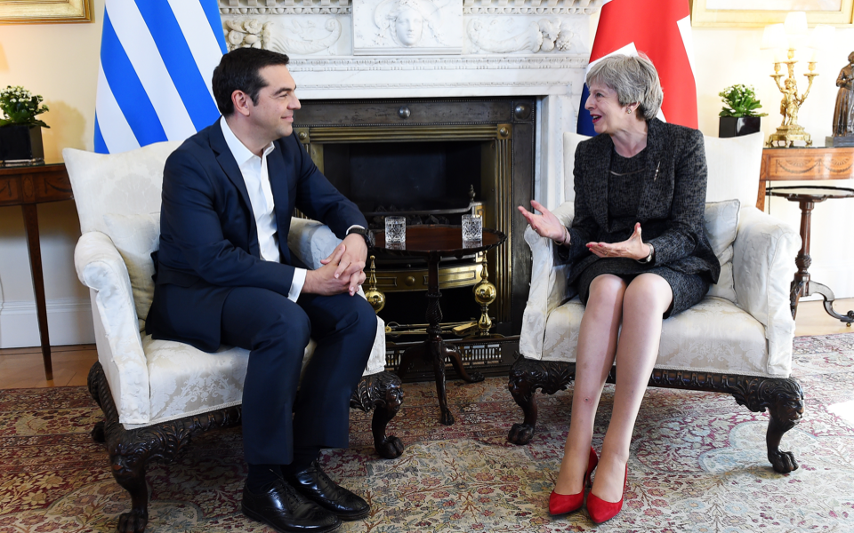 Tsipras holds talks with Theresa May in London