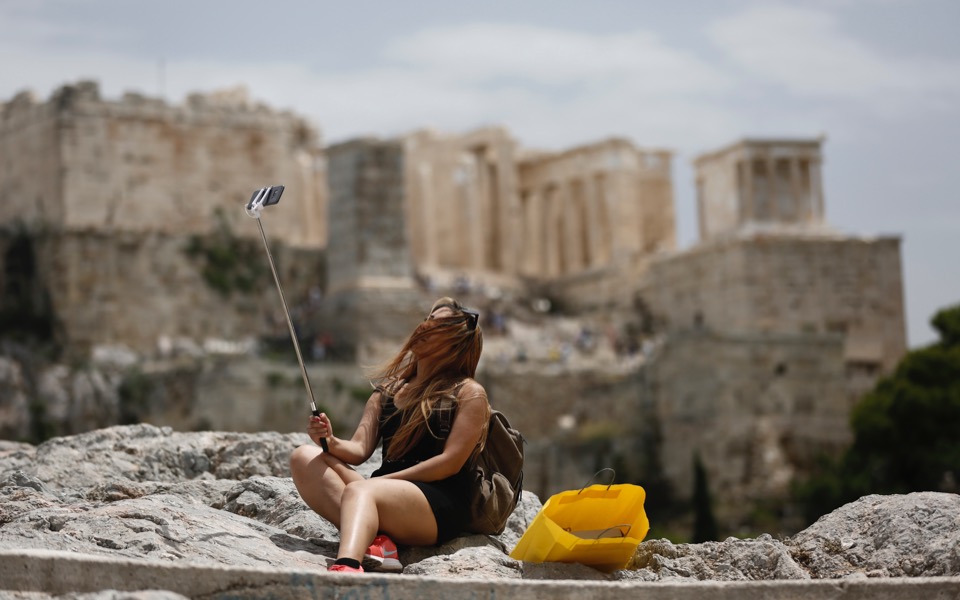 Acropolis closes due to heat, reopens with free entry