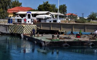 corinth-canal-bridge-being-repaired