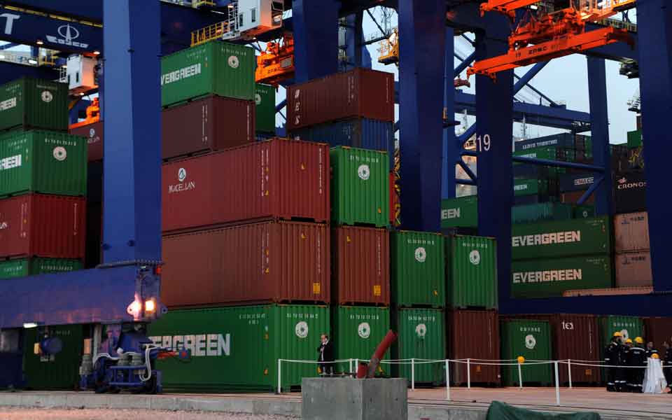 Piraeus port posts new container record