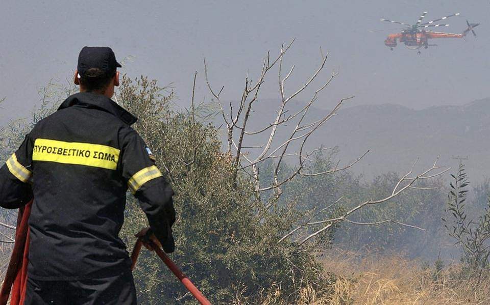 Firefighters on Crete trying to contain blaze before it threatens homes