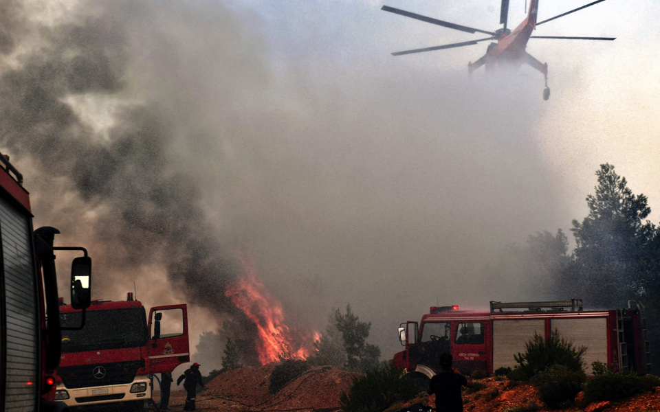Wildfire rages near Loutraki, Peloponnese