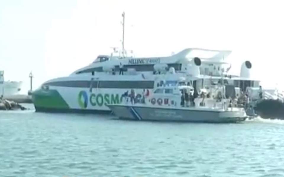 Ferry rams into port of Rafina