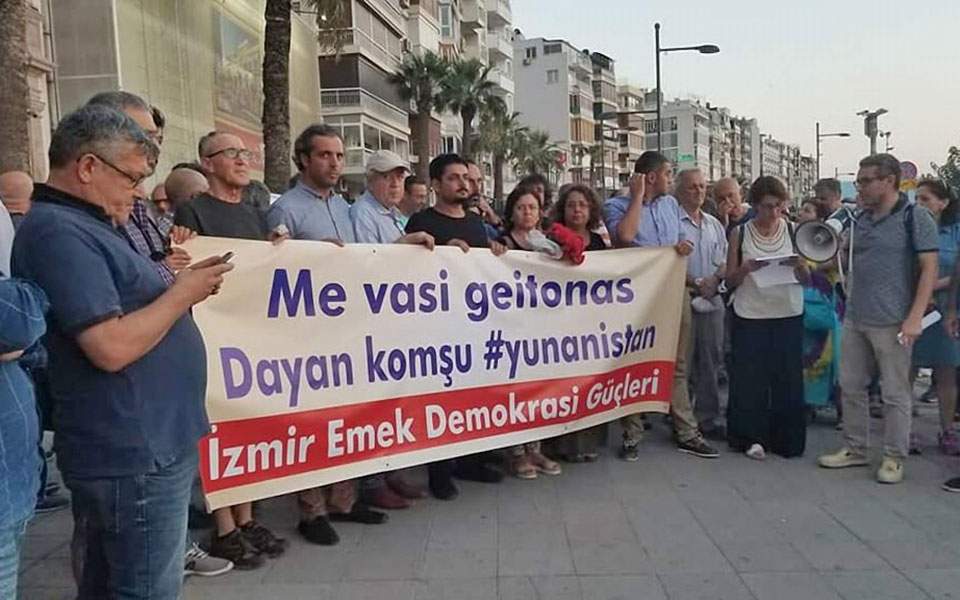 Turks express solidarity for Greeks outside consulate in Izmir
