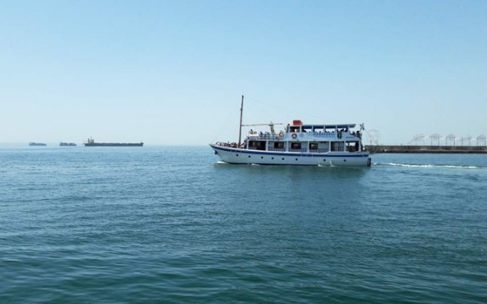 Small passenger ship runs aground in Thermaic Gulf