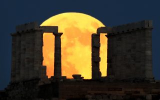 moon-rises-over-sounio-ahead-of-eclipse
