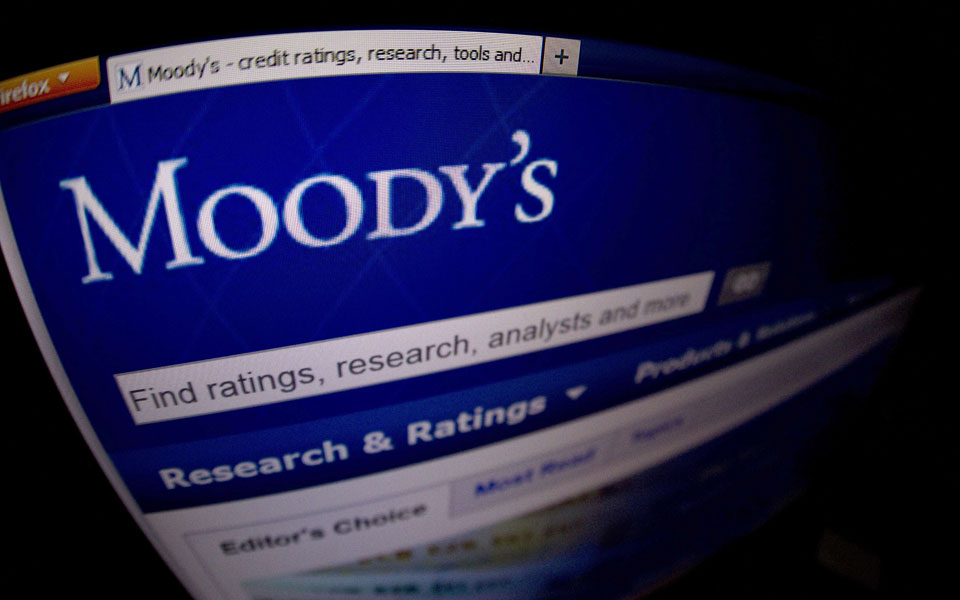 Moody’s raises outlook on Greek banks to positive