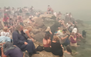 greece-wildfires-people-filmed-taking-refuge-by-the-sea