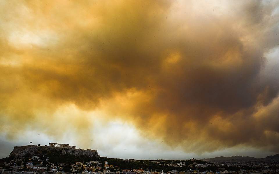 Smoke from wildfire 54 km away blankets Athens