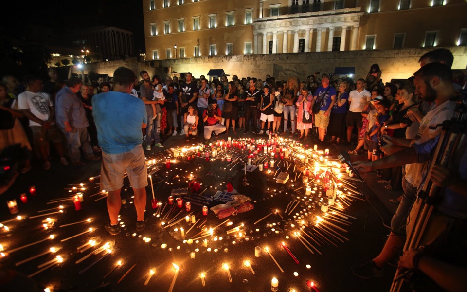 Vigil held in Athens for victims of wildfires