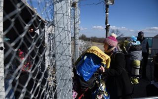FYROM army officers fire warning shots to stop migrants at Greek border