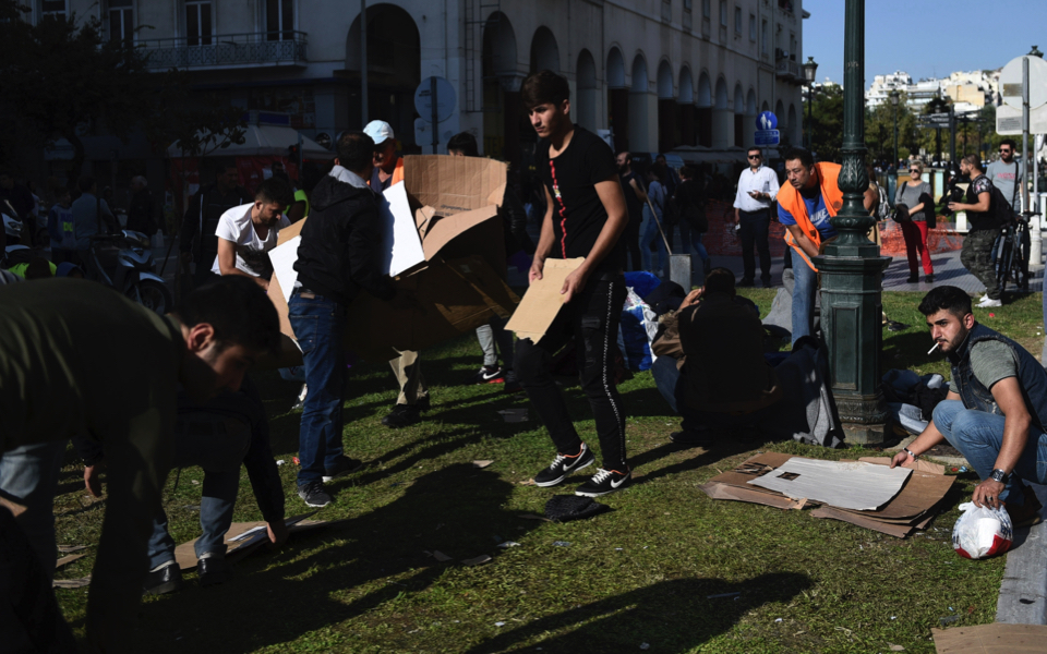 Migrants evacuate Aristotelous Square