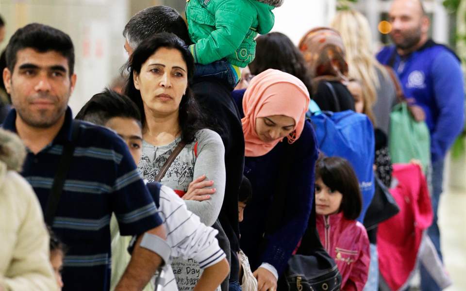 First 117 refugees leave Greece to be reunited with families in Germany