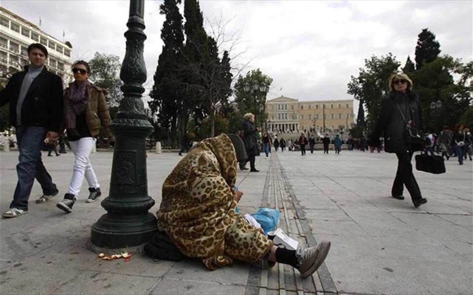 Percentage of Greeks at risk of poverty declines