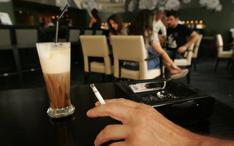 Fewer young Greeks smoking, data shows