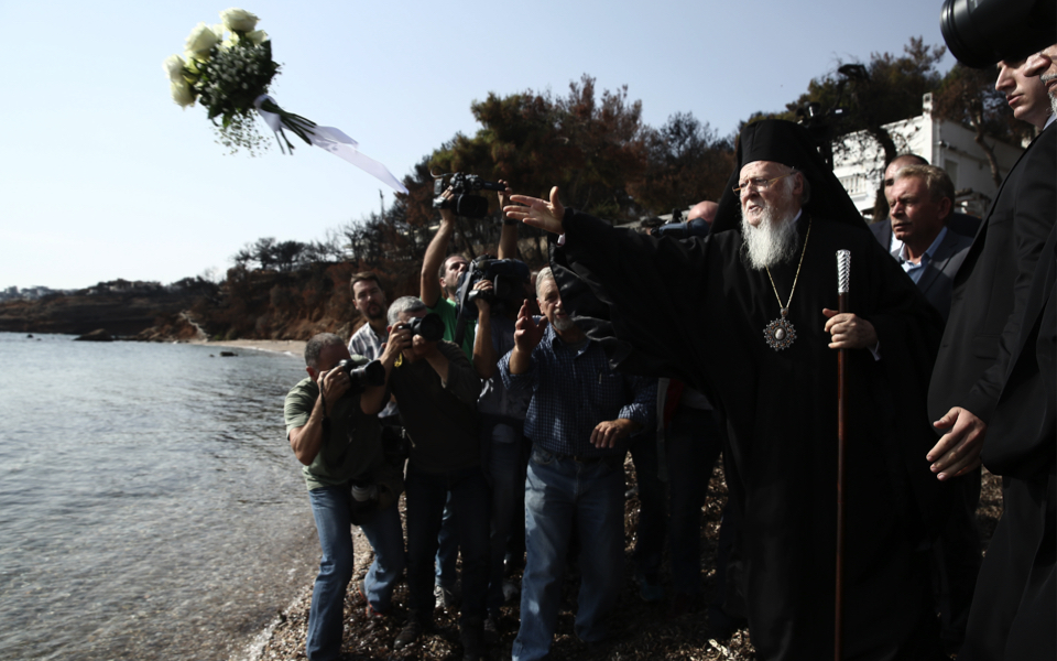 Patriarch holds seaside service for victims of Mati fire