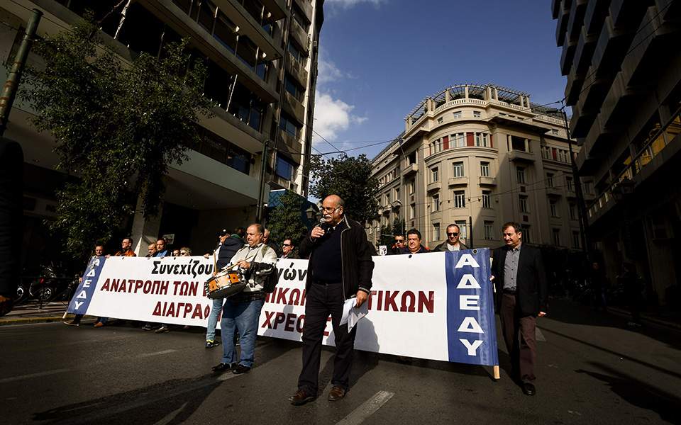 Greek public sector union holds 24-hour strike on Thursday