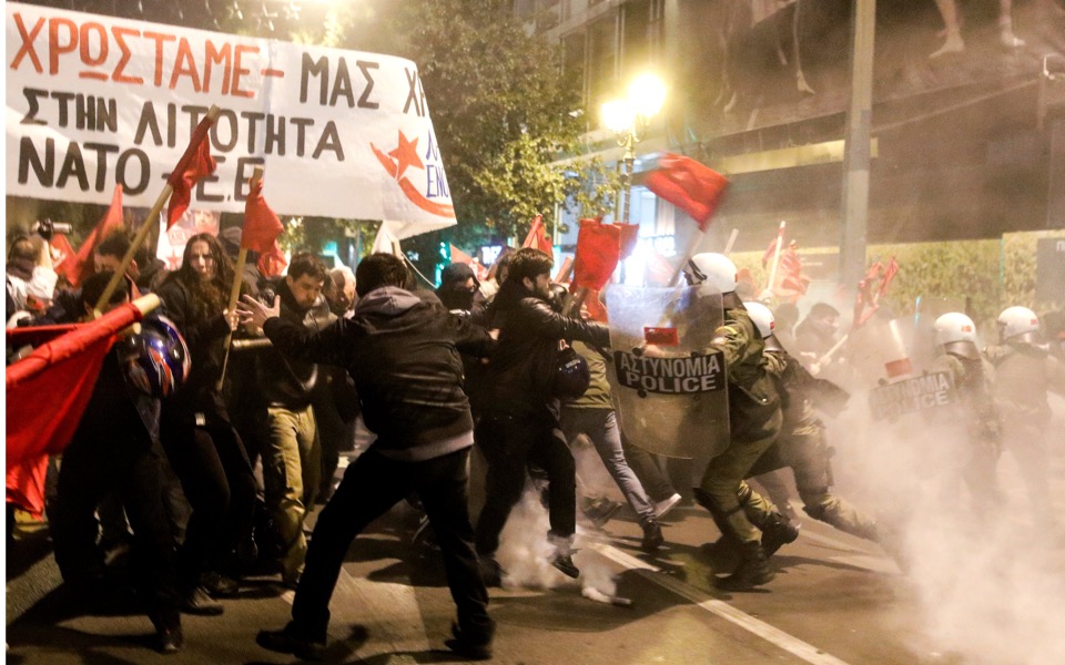 Greek police use tear gas against anti-Merkel protesters