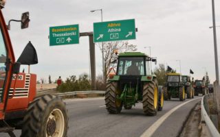greek-farmers-vow-to-keep-up-roadblocks-despite-court-action