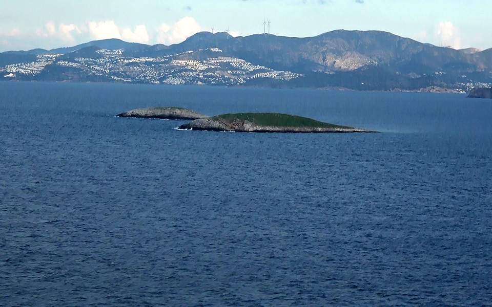 Greek defense authorities refute media reports of Turkish ships near Imia