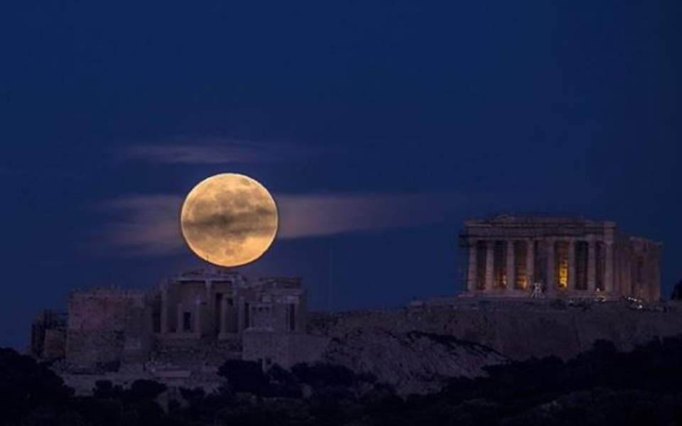 Photo of full moon over the Acropolis goes viral on Instagram