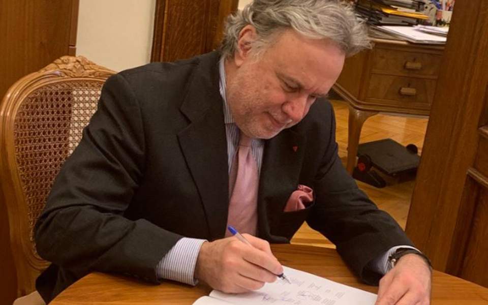 Katrougalos signs ratification law for Prespes deal