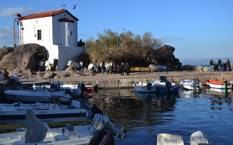 Lesvos bids farewell to symbol of refugee support