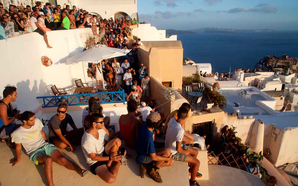 Overtourism hurts Santorini, says European Parliament report