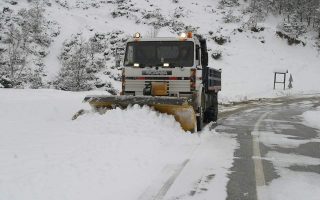 father-and-toddler-rescued-from-car-trapped-in-snow-near-thessaloniki