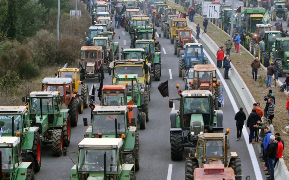Farmers reject dialogue, keep up road blocks