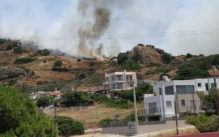 Coastal resort town in Attica evacuated due to fire
