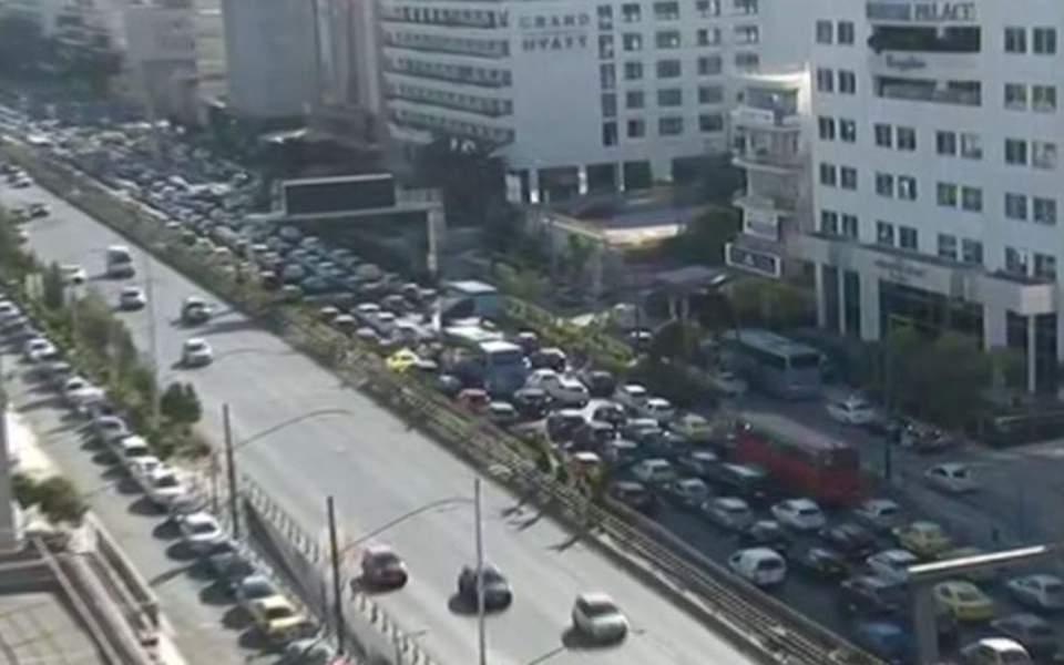 Roadworks cause huge traffic jam on Athens’ Syngrou Avenue