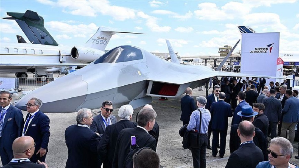 Turkey unveils mockup of homegrown jet in Paris